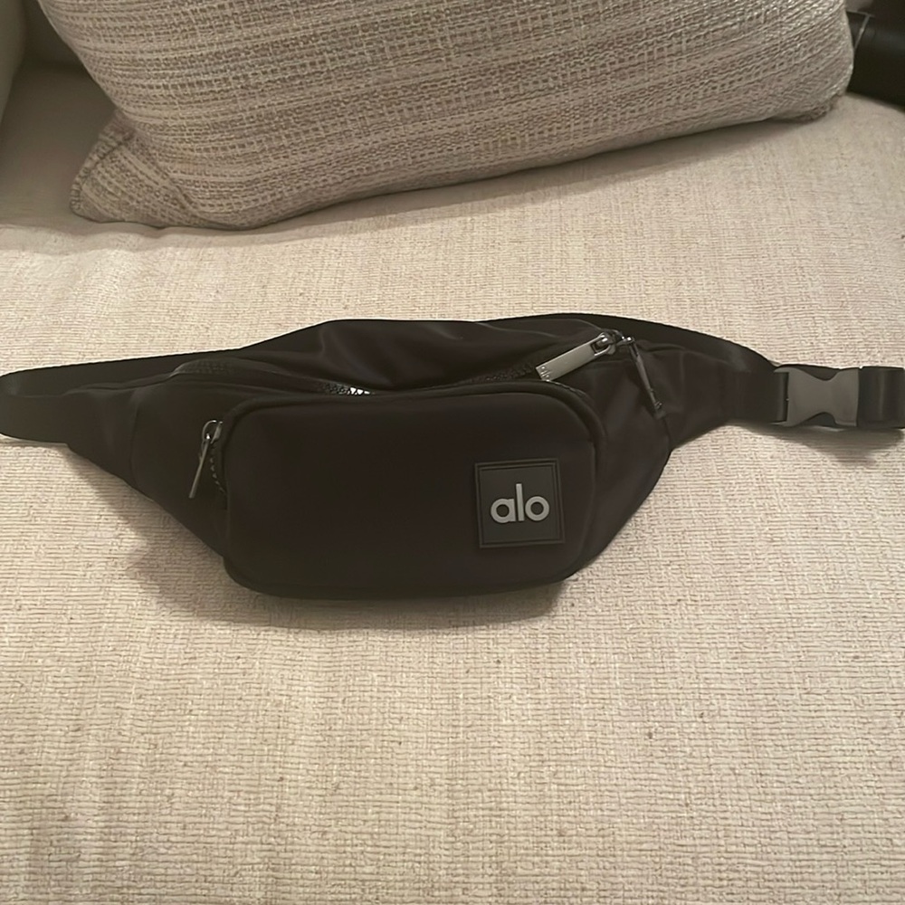 Alo Yoga Explorer Fanny Pack in Black